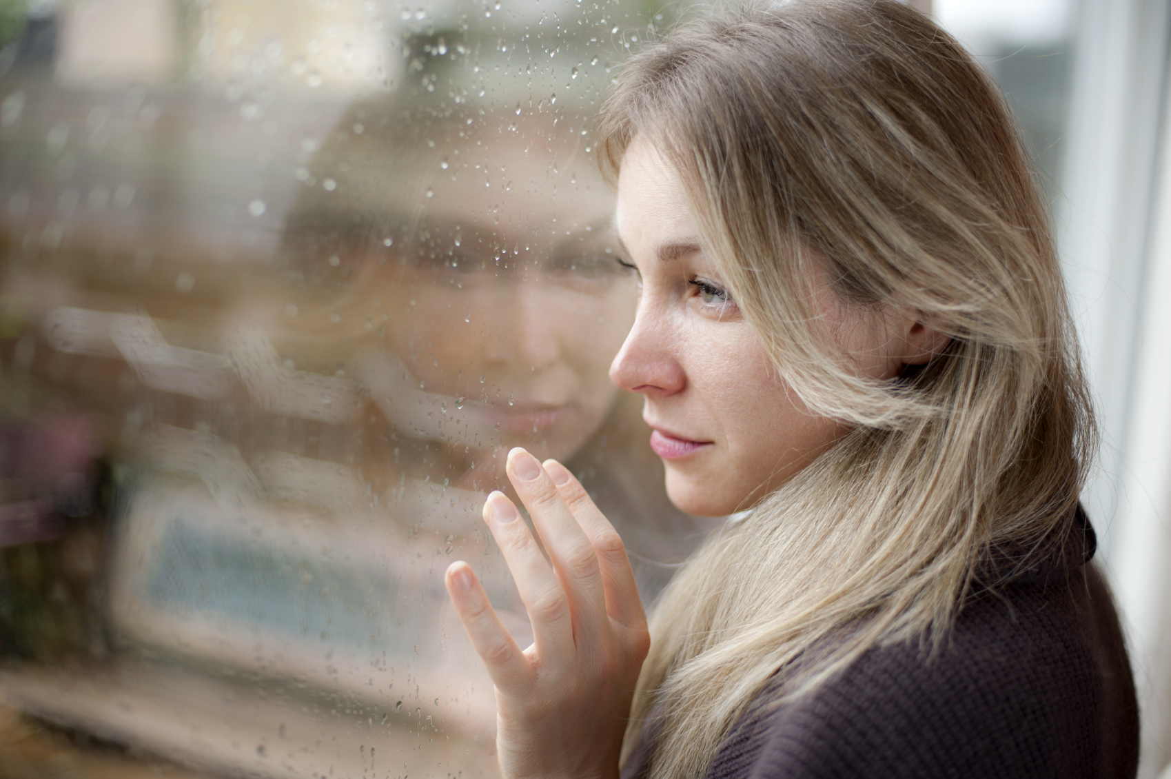 Sad girl. Женщина грустит. Грустная блондинка. Печальная женщина. Светлая грусть.